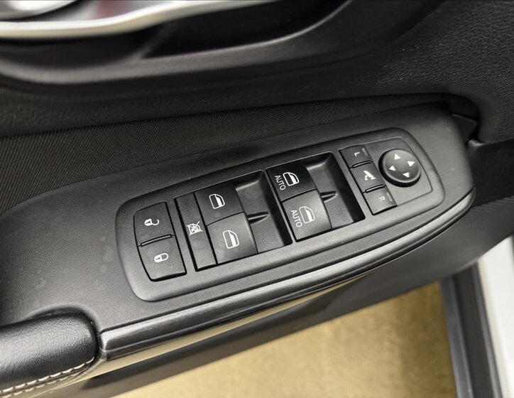 Jeep Cherokee SUV / Terénní 2,0 l 103 kw