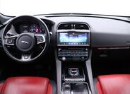 Jaguar F-Pace 38