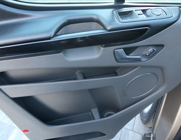Ford Tourneo Custom MPV 2,0 l 96 kw