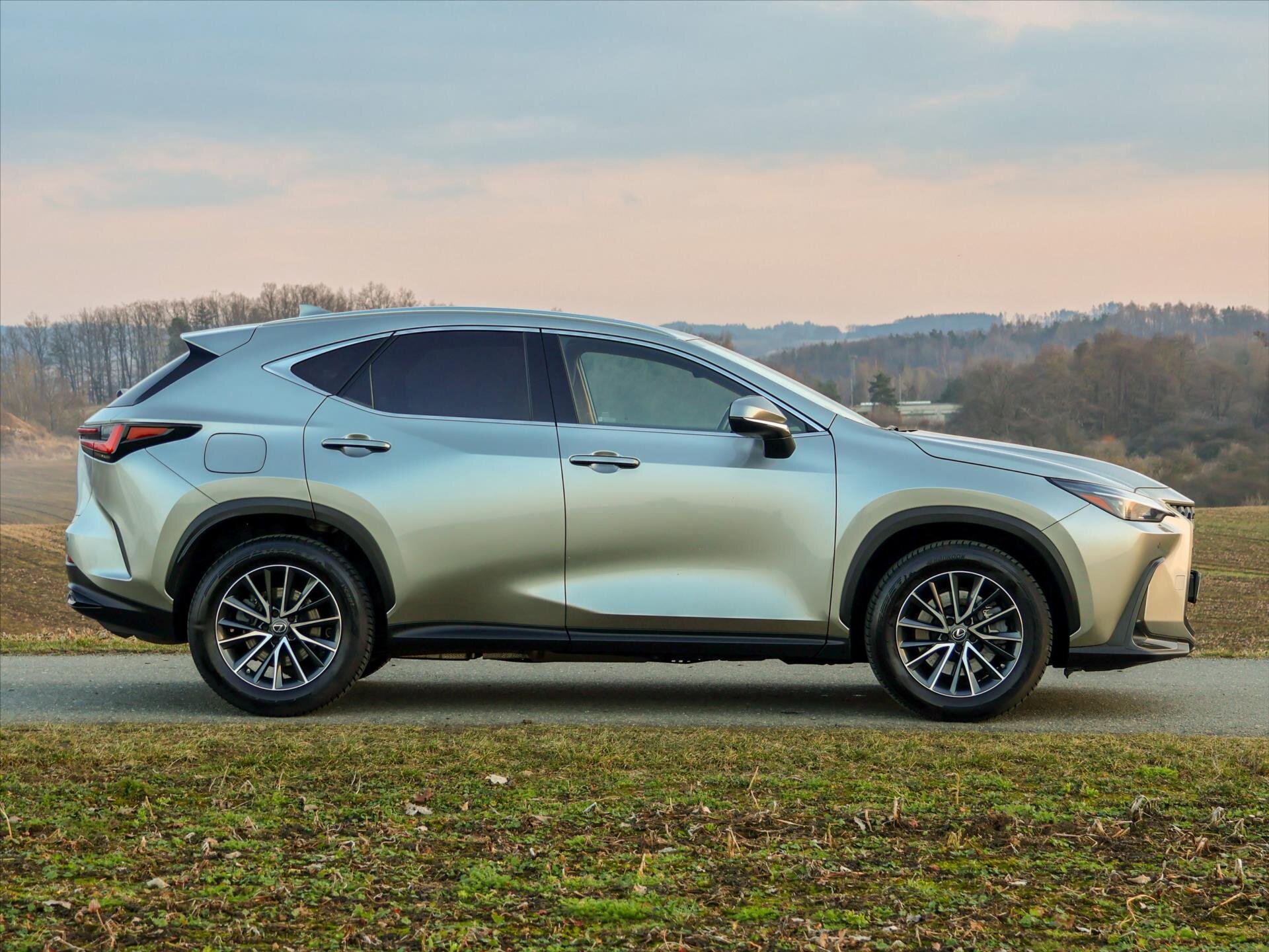 Lexus NX 450h plus SUV / Terénní 2,5 l 136 kw