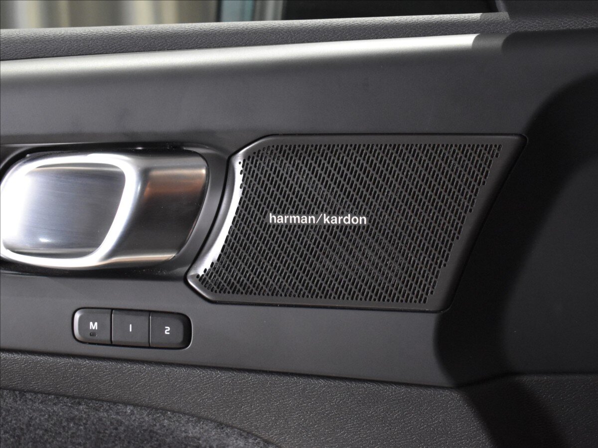 Volvo EX40 SUV / Terénní 0,0 325 kw