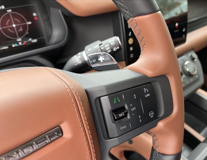 Land Rover Defender SUV / Terénní 4,4 l 467 kw