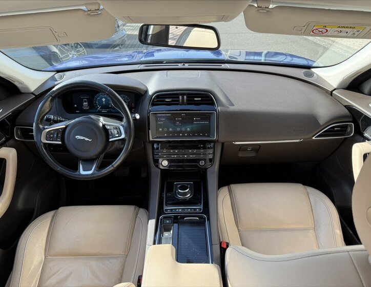 Jaguar F-Pace 12