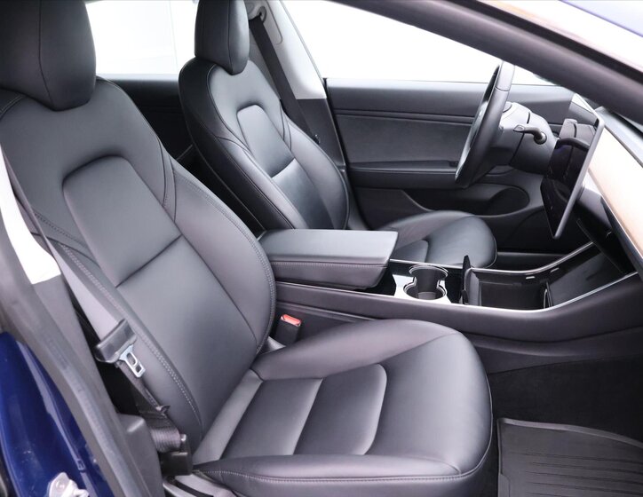 Tesla Model 3 Sedan 0,0 324 kw