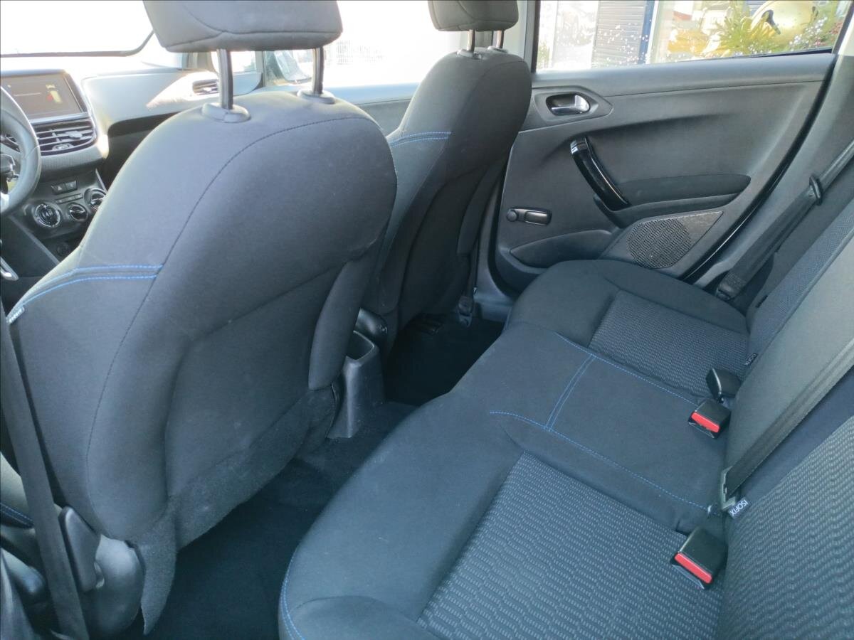 Peugeot 208 Hatchback 1,2 l 60 kw