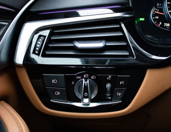 BMW Řada 5 Kombi 3,0 l 195 kw