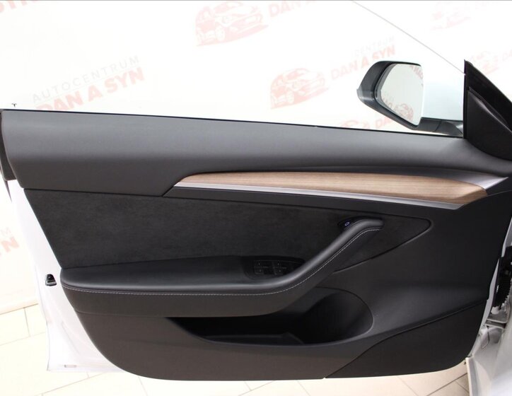 Tesla Model 3 Sedan / Limuzína 0,0 225 kw