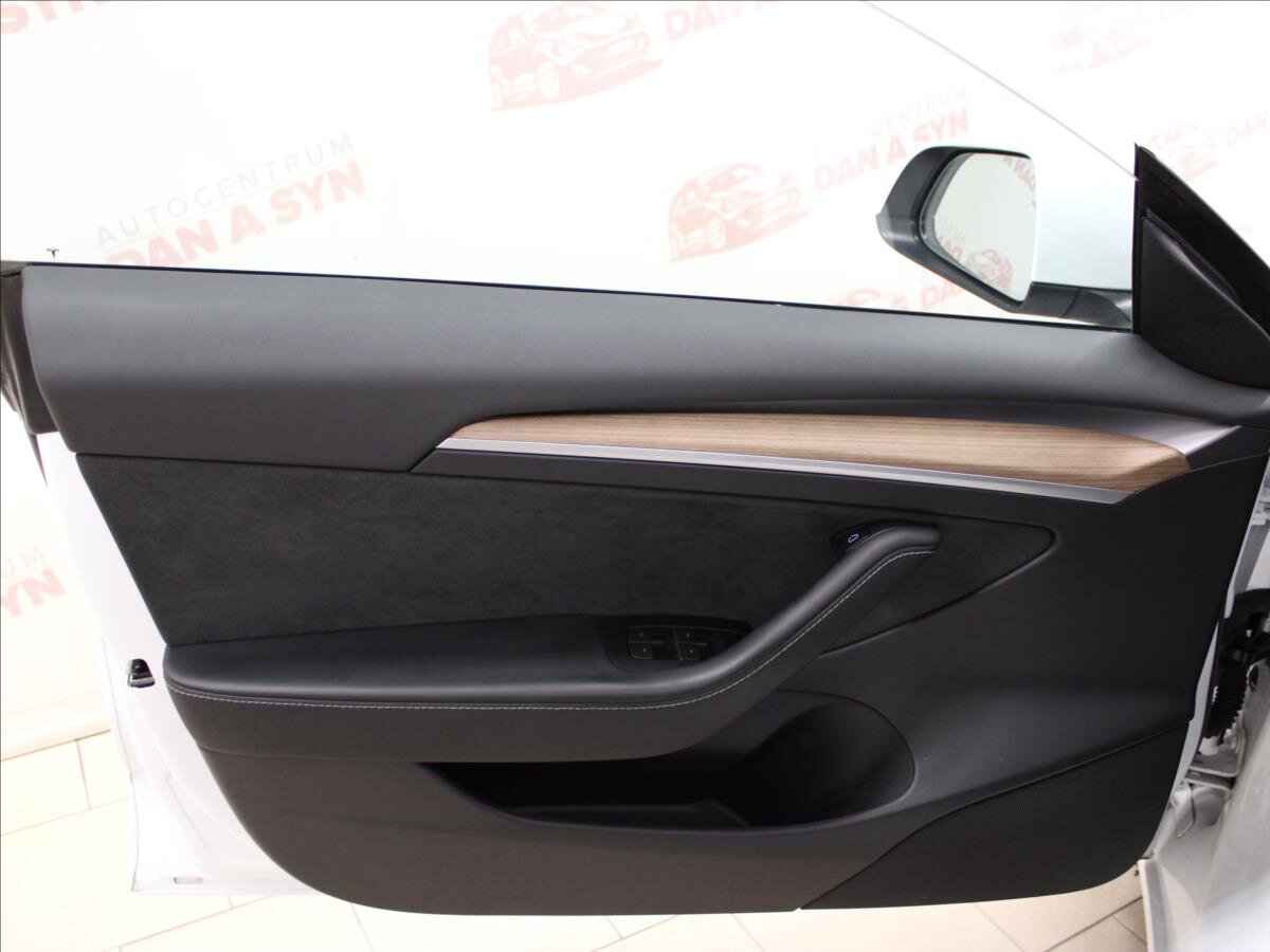 Tesla Model 3 Sedan / Limuzína 0,0 225 kw