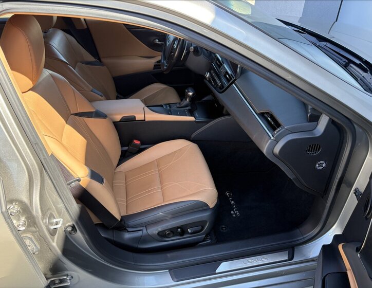 Lexus ES 300h Sedan / Limuzína 2,5 l 131 kw