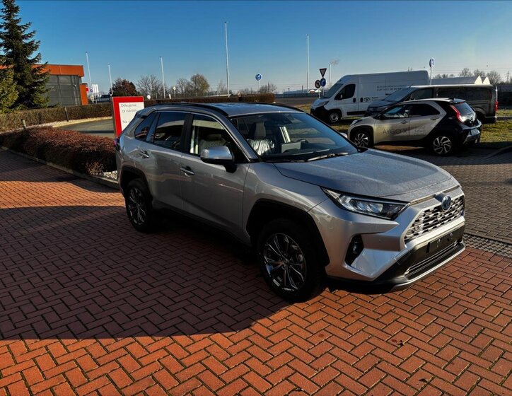 Toyota RAV4 SUV / Terénní 2,5 l 163 kw