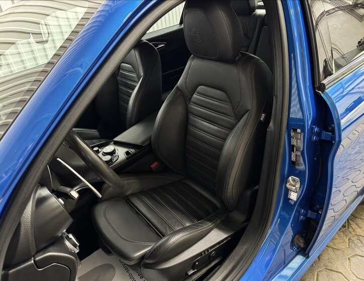 Alfa Romeo Giulia Sedan / Limuzína 2,0 l 206 kw