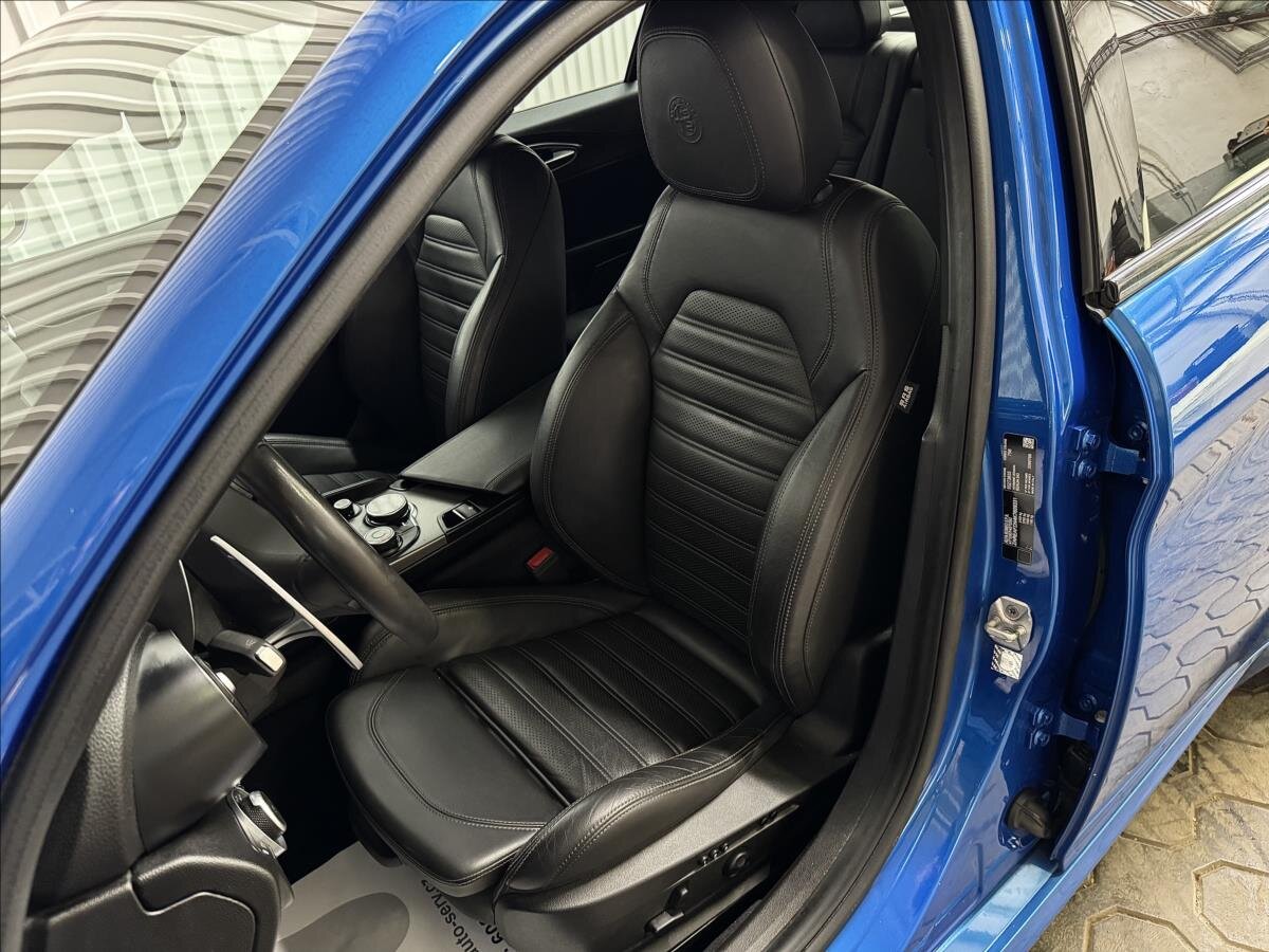 Alfa Romeo Giulia Sedan / Limuzína 2,0 l 206 kw