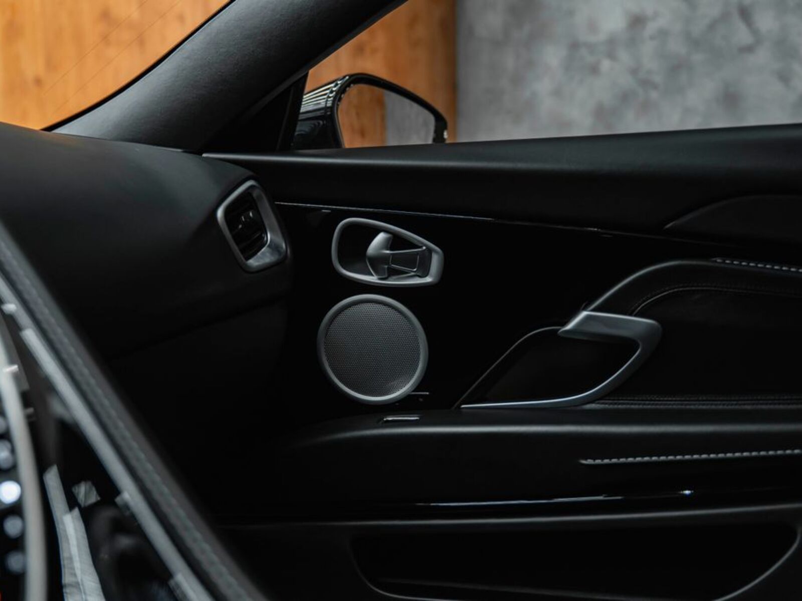 Aston Martin DB11 16