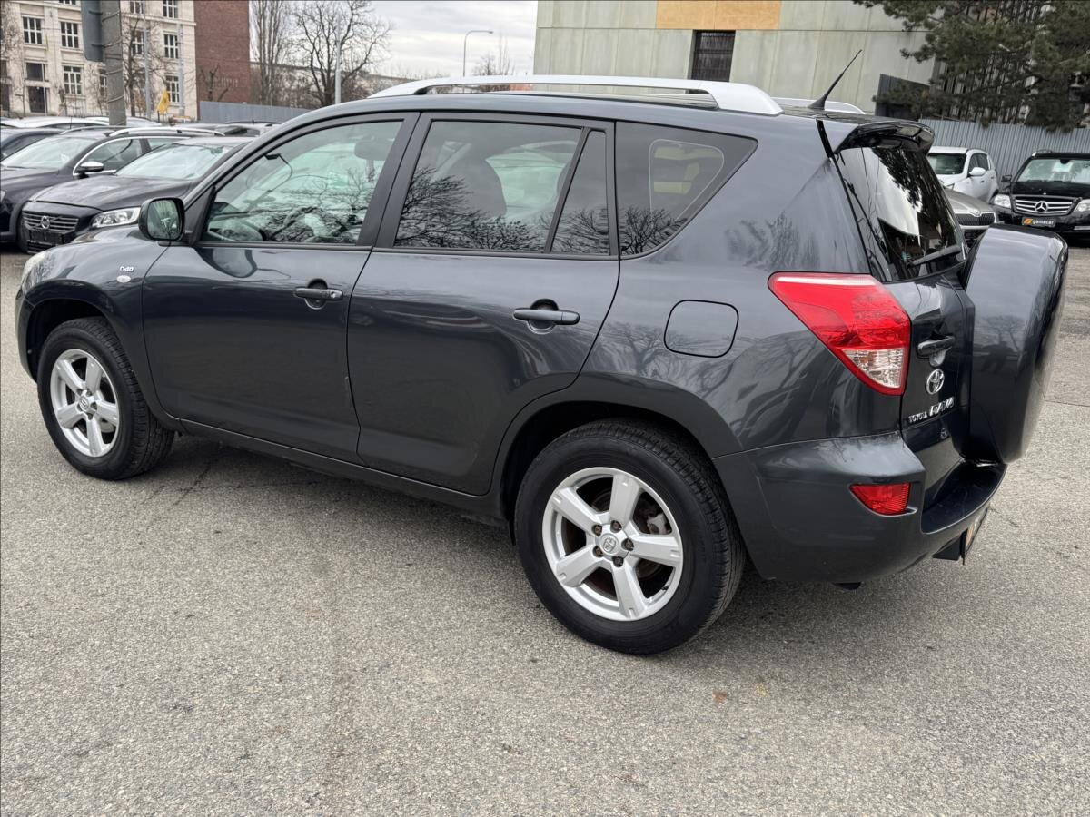 Toyota RAV4 SUV / Terénní 2,2 l 100 kw