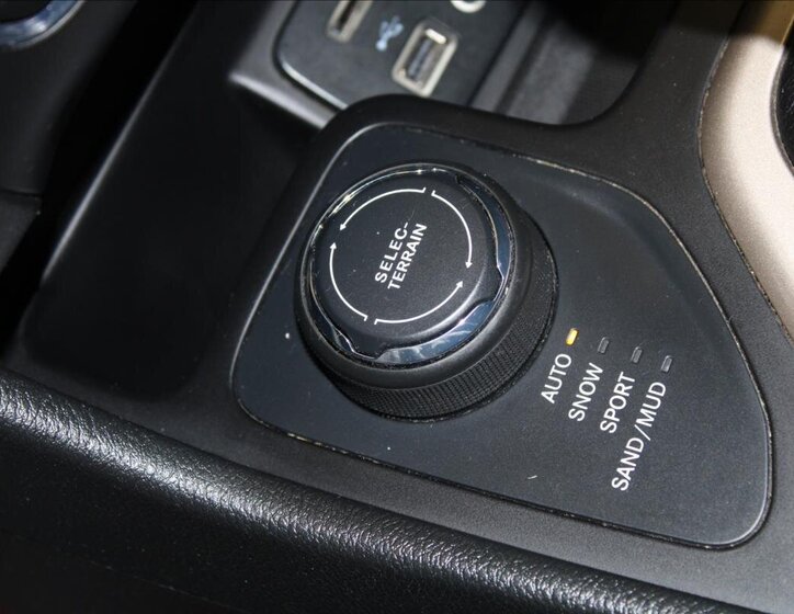 Jeep Cherokee SUV / Terénní 2,2 l 136 kw