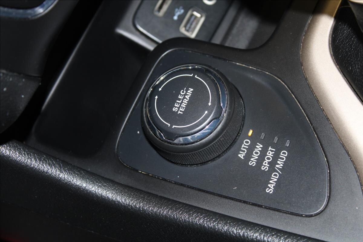 Jeep Cherokee SUV / Terénní 2,2 l 136 kw