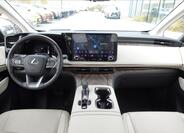 Lexus LM 350h 10