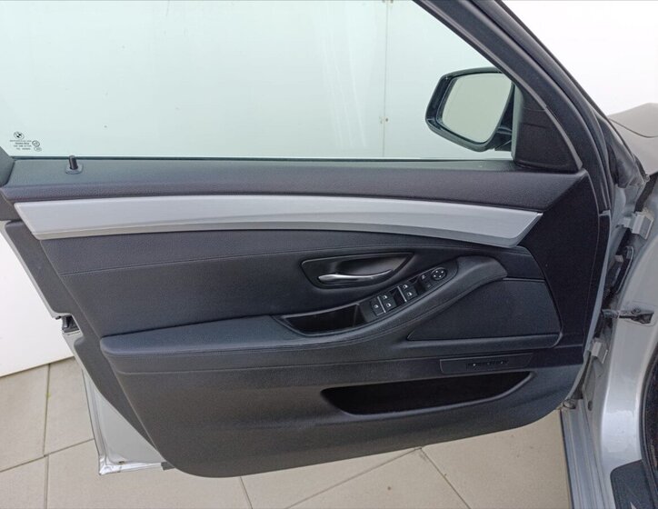 BMW Řada 5 Sedan 3,0 l 180 kw