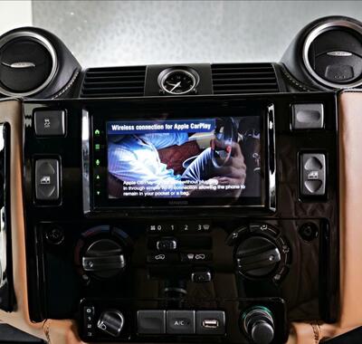 Land Rover Defender 17