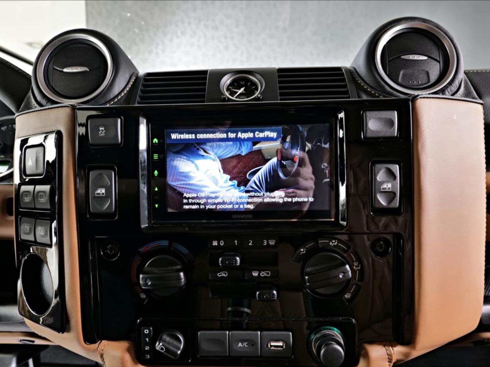 Land Rover Defender 17