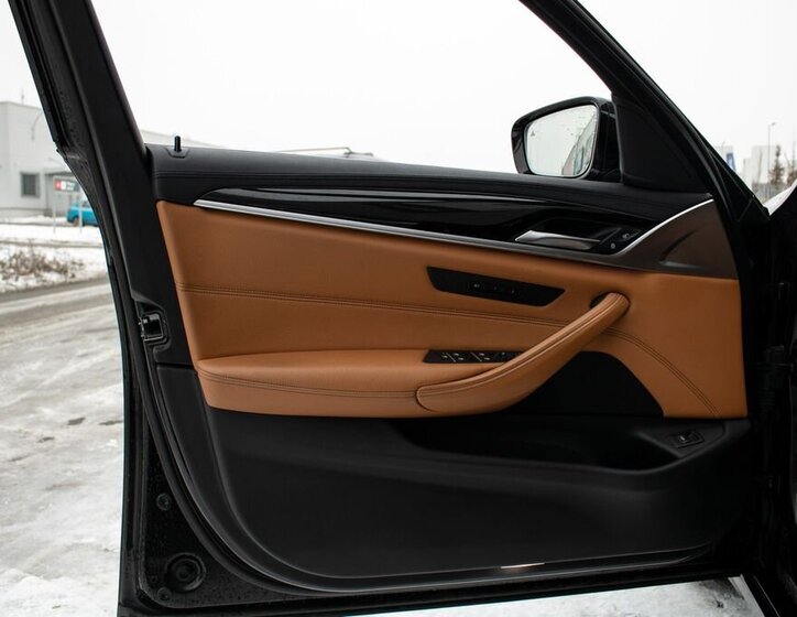 BMW Řada 5 Kombi 3,0 l 195 kw