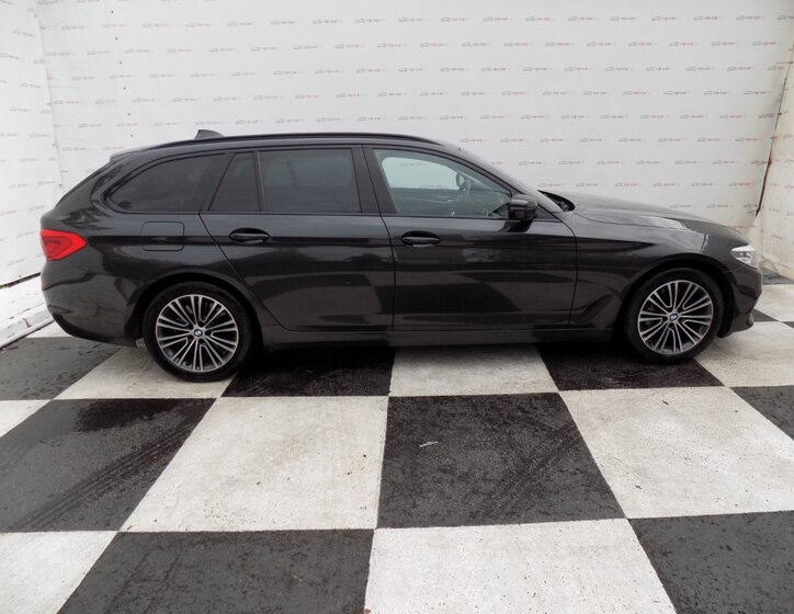 BMW Řada 5 Kombi 3,0 l 195 kw