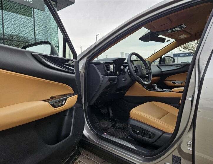 Lexus NX 350h SUV / Terénní 2,5 l 147 kw