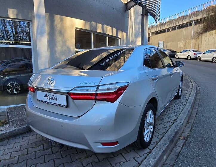 Toyota Corolla Sedan / Limuzína 1,6 l 97 kw