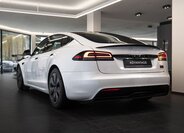 Tesla Model S 4
