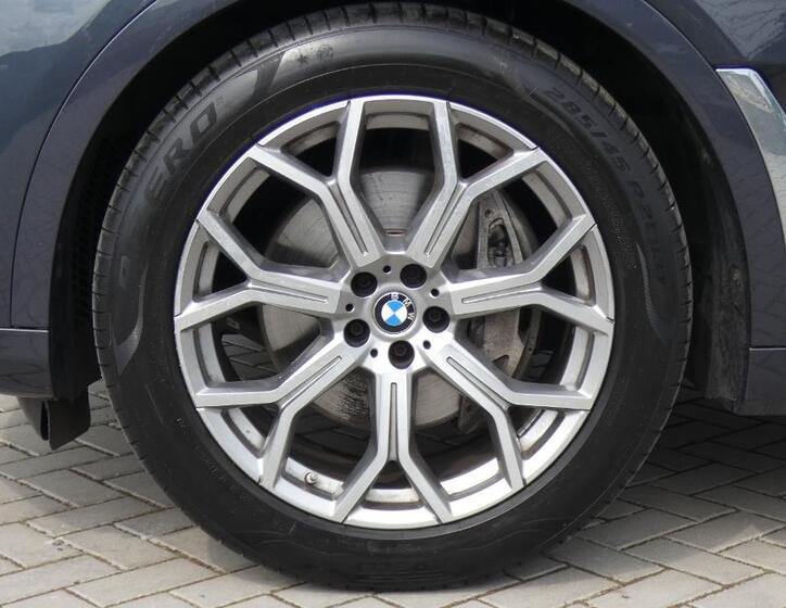 BMW X7 29