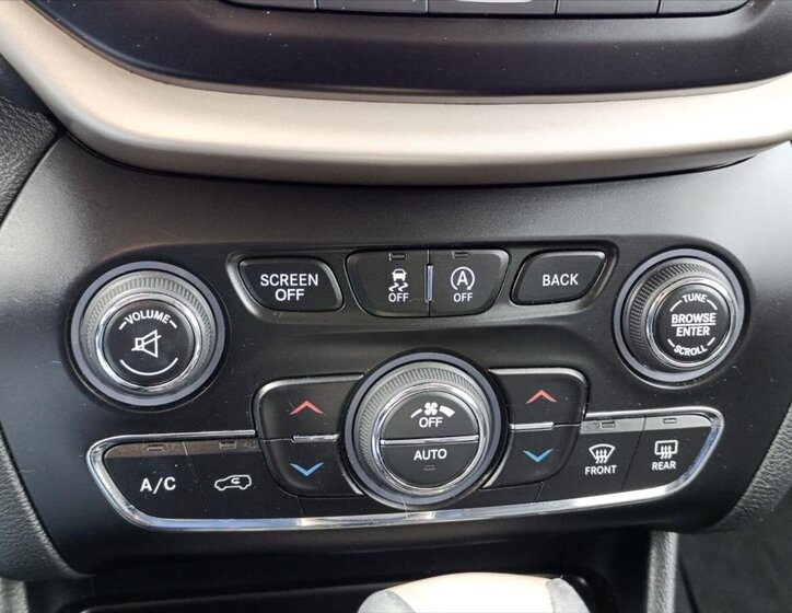 Jeep Cherokee SUV 3,2 l 200 kw