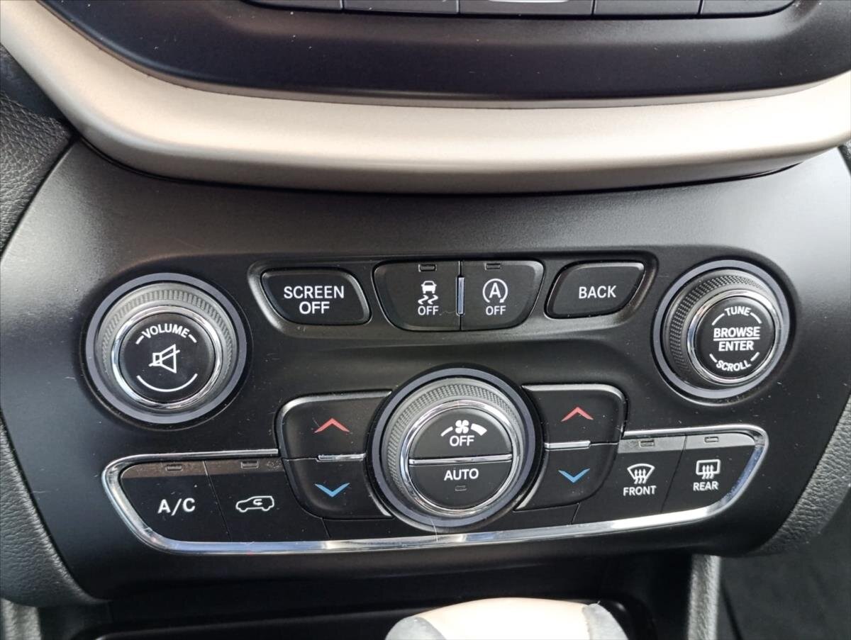 Jeep Cherokee SUV 3,2 l 200 kw