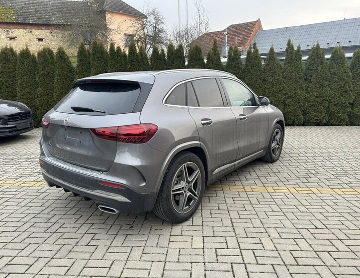 Mercedes-Benz GLA 4