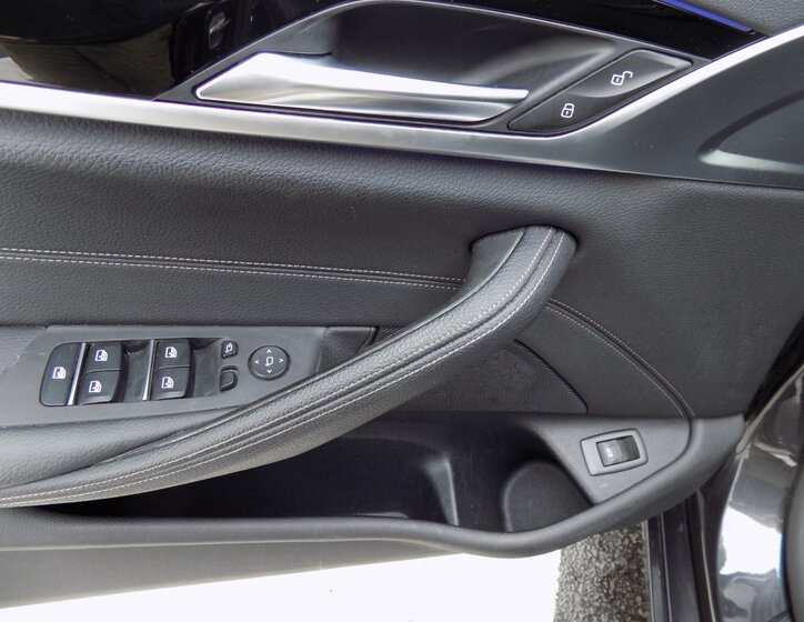 BMW Řada 5 Kombi 3,0 l 195 kw