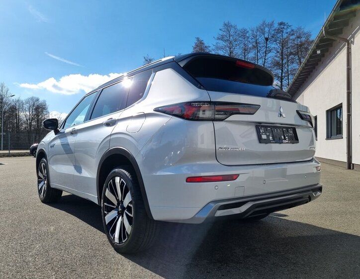 Mitsubishi Outlander SUV 2,4 l 225 kw