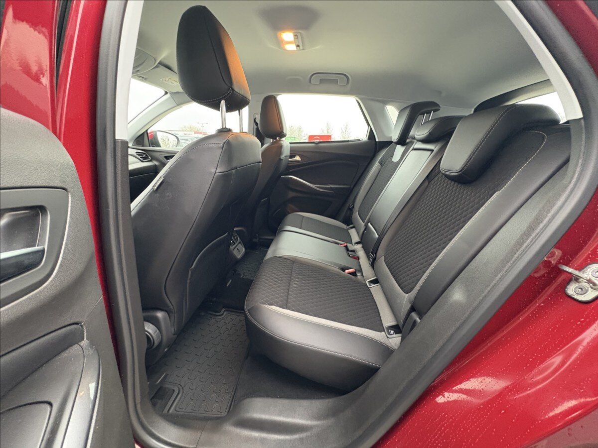 Opel Grandland X Sedan / Limuzína 1,2 l 96 kw