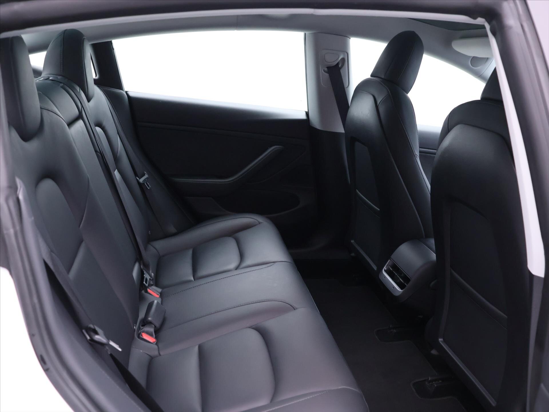 Tesla Model 3 Sedan 0,0 324 kw