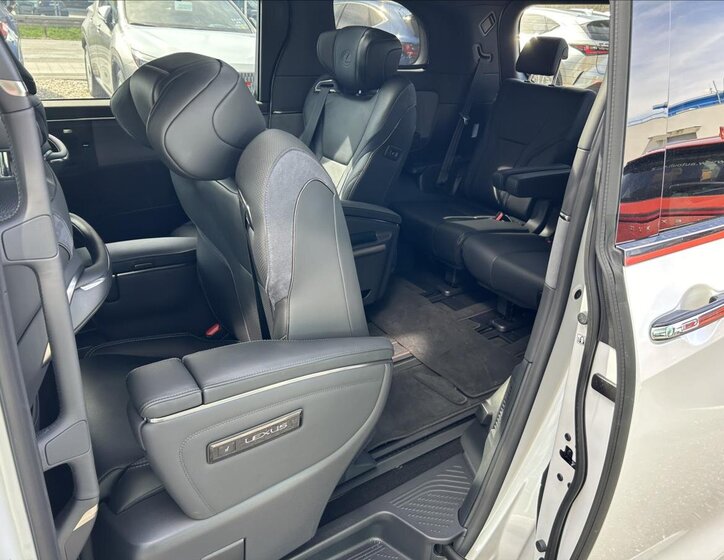 Lexus LM 350h VAN-Minibus 2,5 l 183 kw