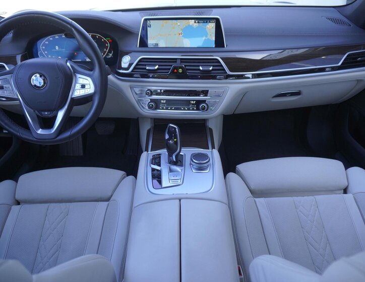 BMW Řada 7 38