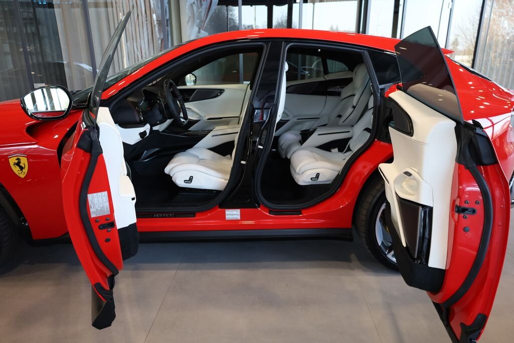 Ferrari Ostatní SUV / Terénní 6,5 l 533 kw