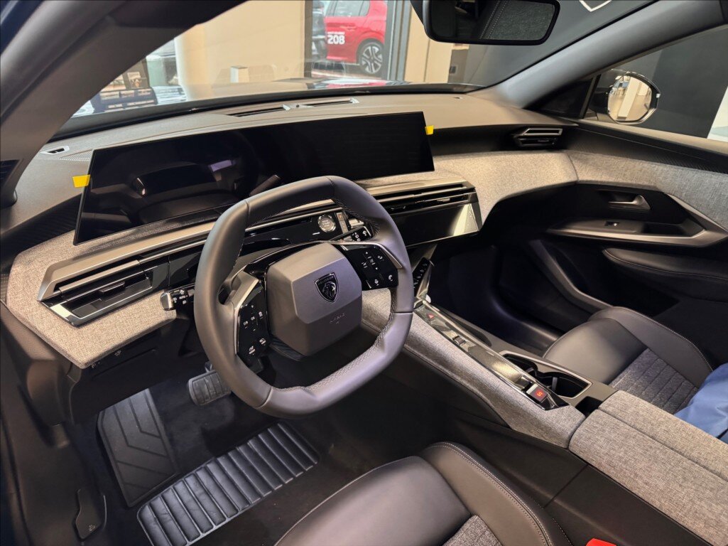 Peugeot 5008 SUV 1,2 l 107 kw