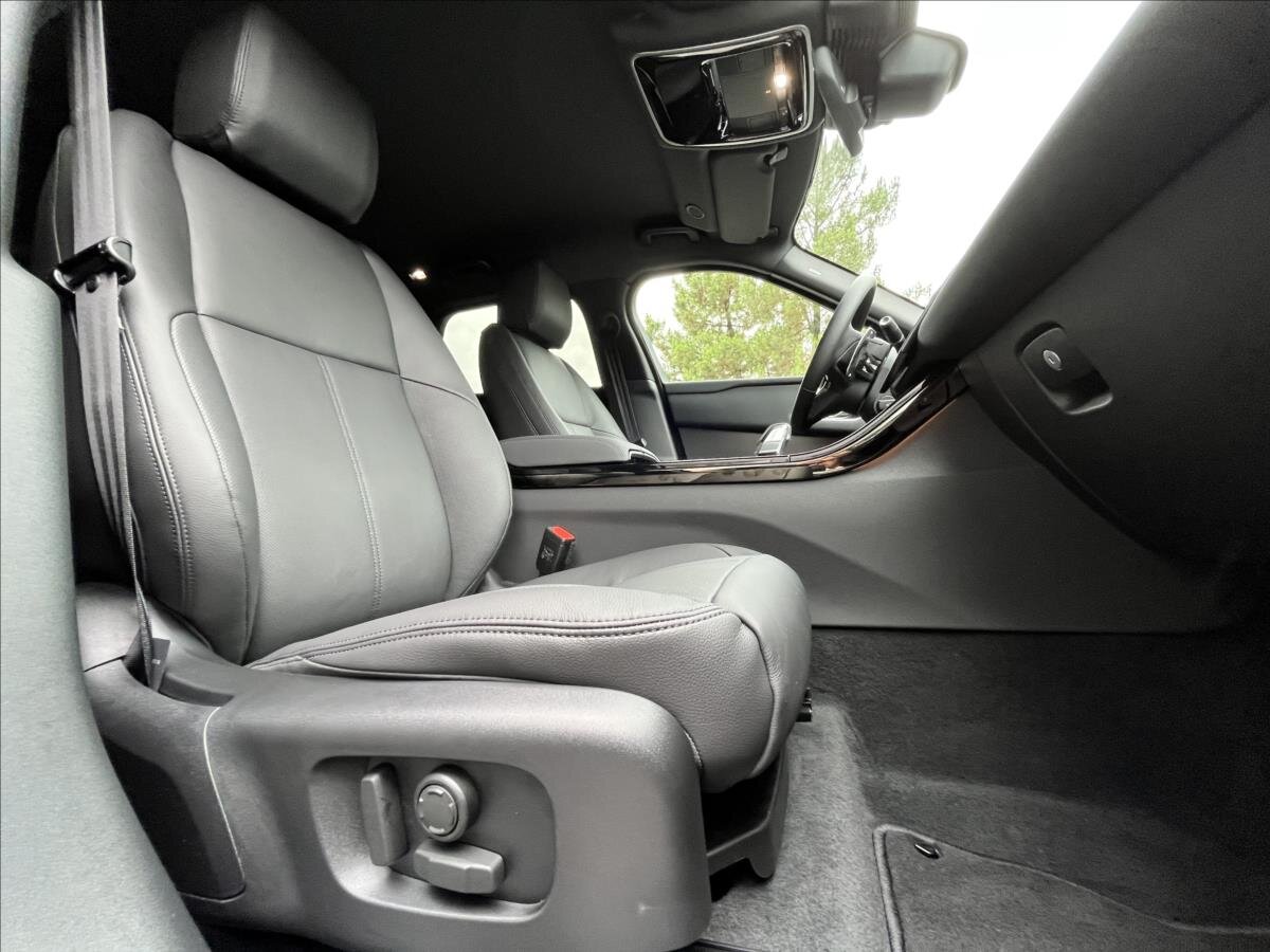 Land Rover Range Rover Velar SUV / Terénní 2,0 l 150 kw