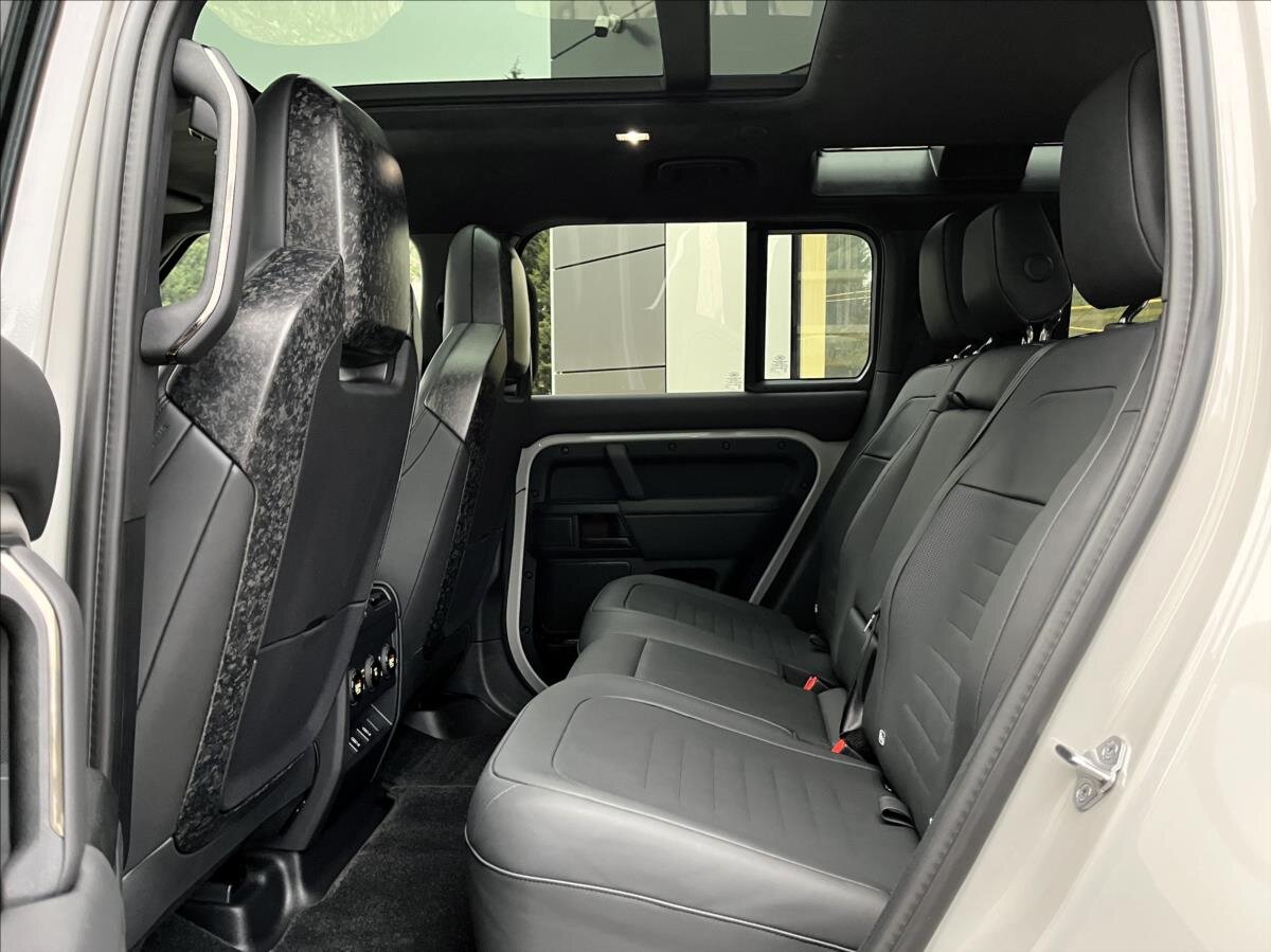 Land Rover Defender SUV 4,4 l 467 kw