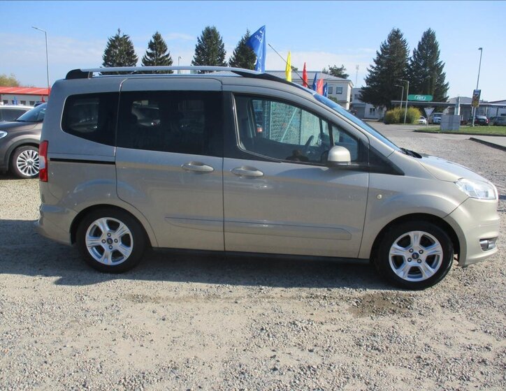 Ford Tourneo Courier 5