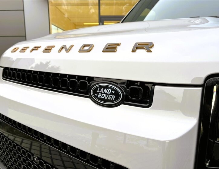 Land Rover Defender SUV 4,4 l 467 kw
