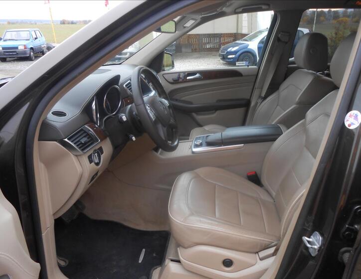 Mercedes-Benz Třídy M 12