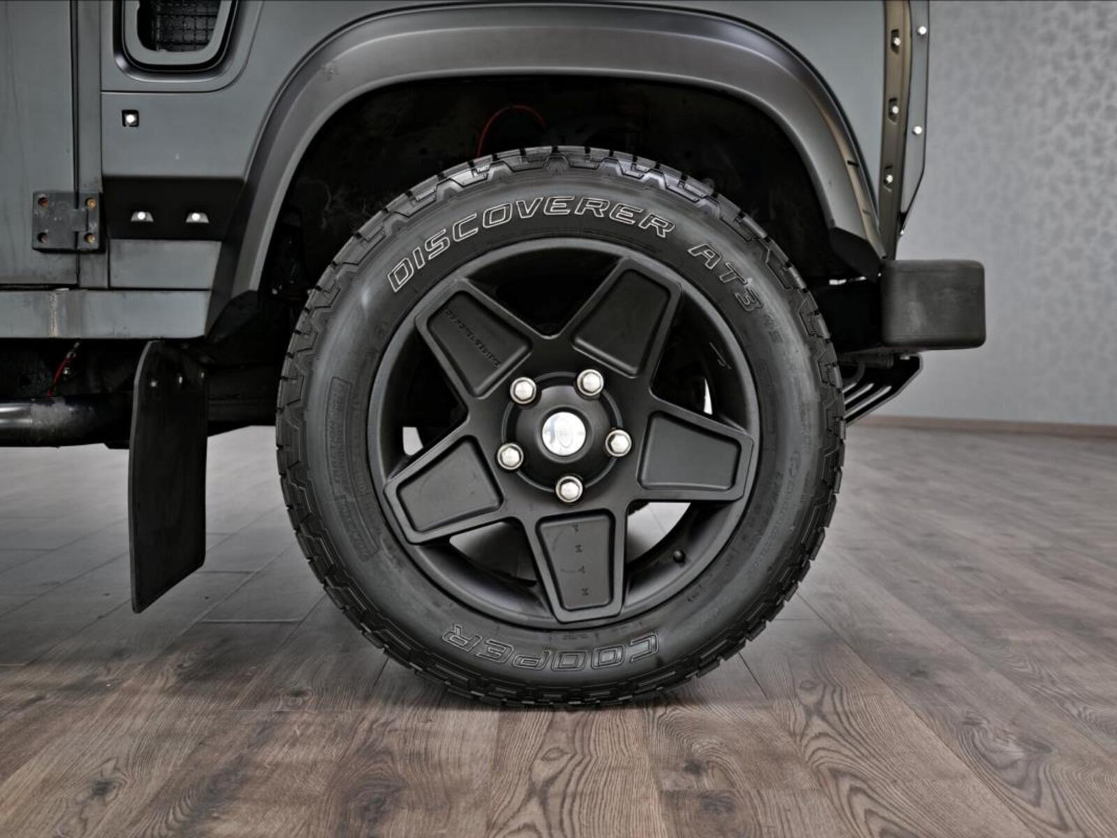 Land Rover Defender 4