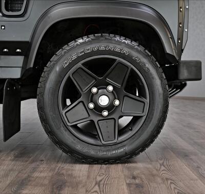 Land Rover Defender 4