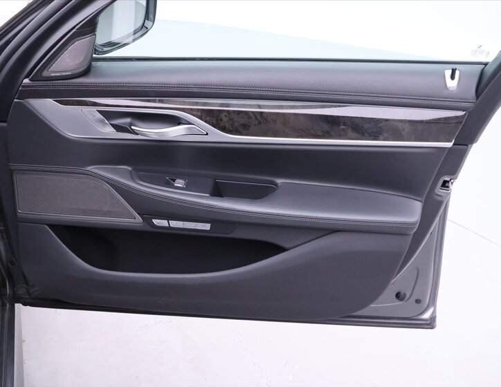 BMW Řada 7 Sedan / Limuzína 4,4 l 330 kw