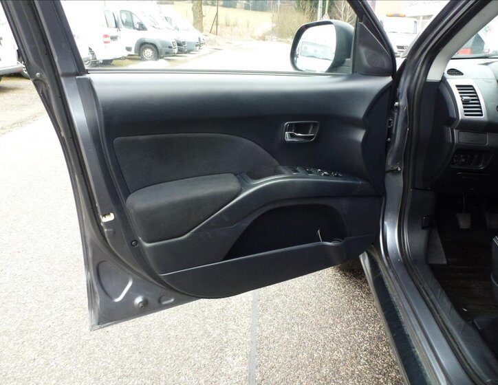 Citroën C-Crosser SUV 2,2 l 115 kw